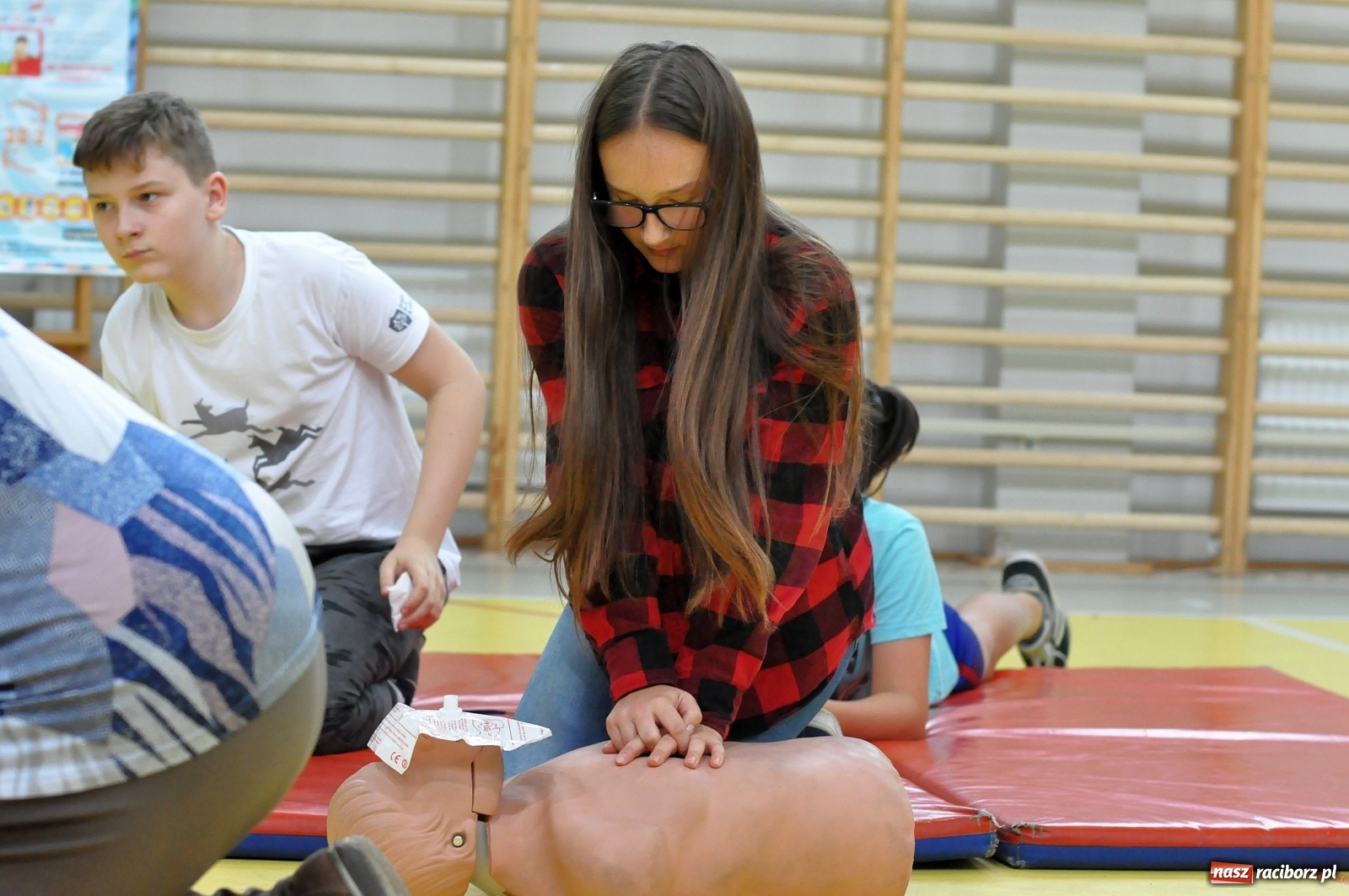Zdjęcie w galerii na portalu naszraciborz.pl: #UczymyRatować w SP 1 na Ostrogu [FOTO i WIDEO]  wiadomości z regionu