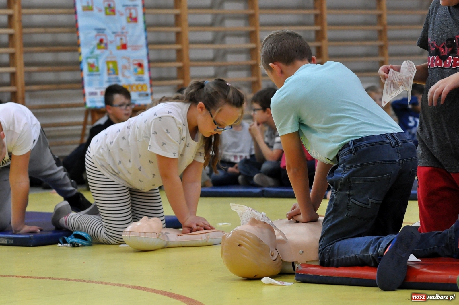 Zdjęcie w galerii na portalu naszraciborz.pl: #UczymyRatować w SP 1 na Ostrogu [FOTO i WIDEO]  wiadomości z regionu