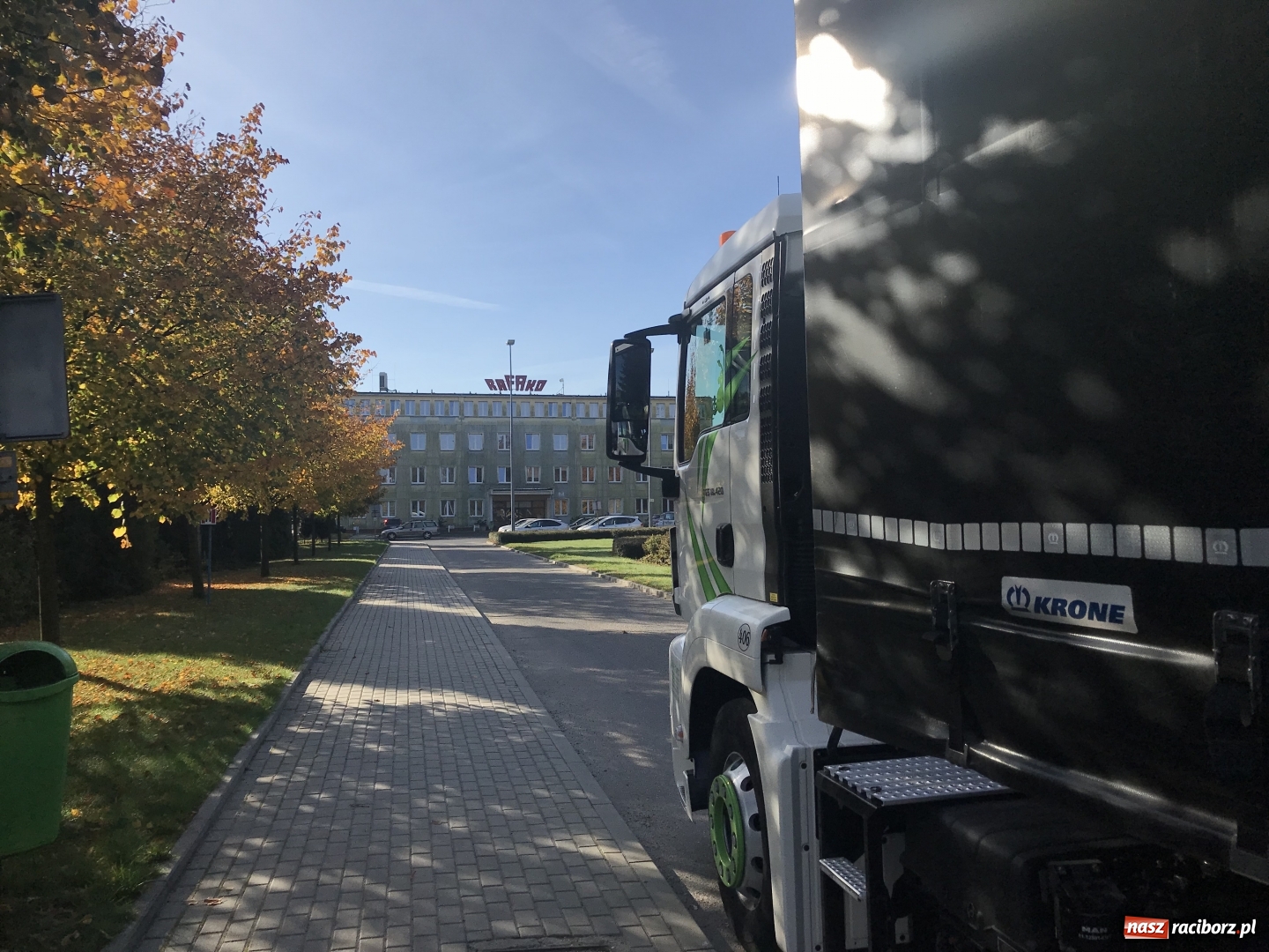 Zdjęcie w galerii na portalu naszraciborz.pl: Zablokowano wjazdy do Rafako. Wierzyciele żądają zapłaty!  wiadomości z regionu