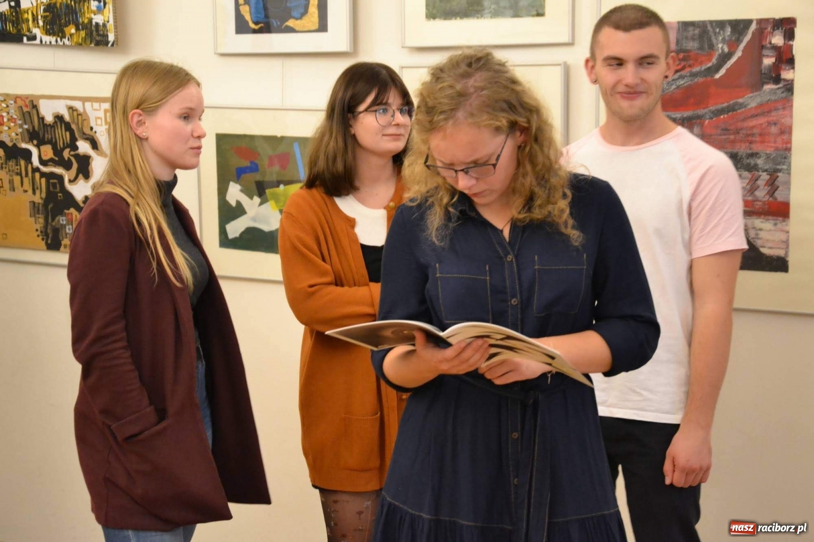 Zdjęcie w galerii na portalu naszraciborz.pl: Młodzieżowy Tydzień Sztuki - wernisaż na Zamku Piastowskim wiadomości z regionu