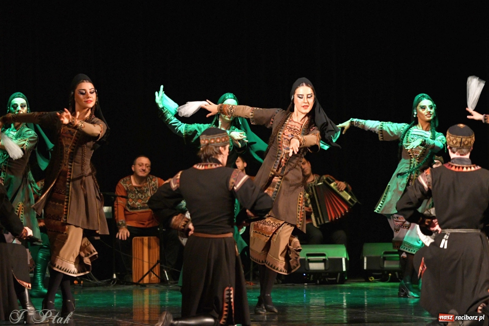 Zdjęcie w galerii na portalu naszraciborz.pl: Narodowa Perła Gruzji na deskach RCK  wiadomości z regionu