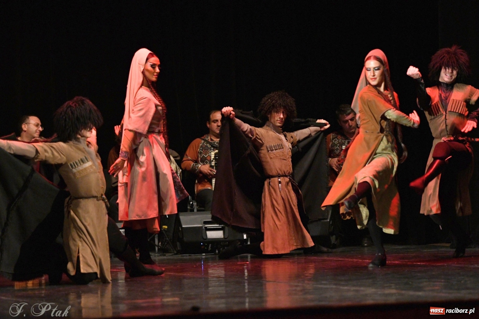 Zdjęcie w galerii na portalu naszraciborz.pl: Narodowa Perła Gruzji na deskach RCK  wiadomości z regionu