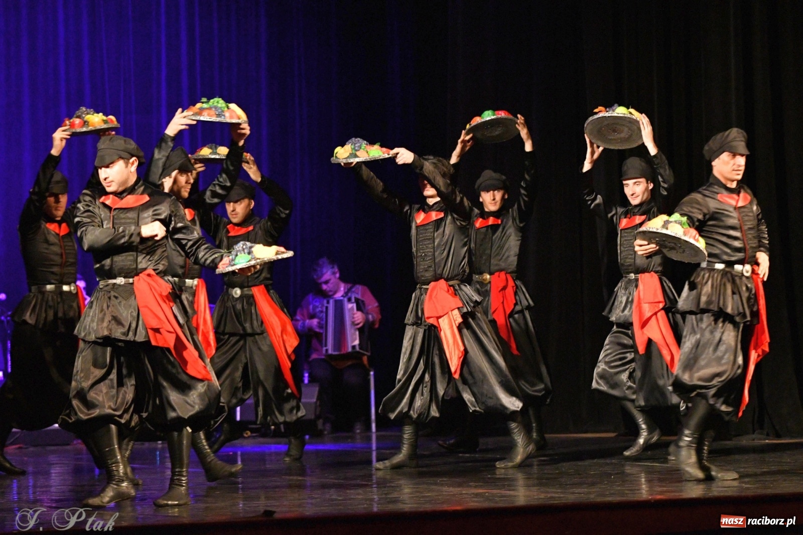 Zdjęcie w galerii na portalu naszraciborz.pl: Narodowa Perła Gruzji na deskach RCK  wiadomości z regionu