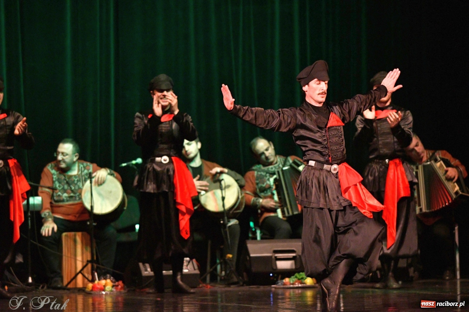 Zdjęcie w galerii na portalu naszraciborz.pl: Narodowa Perła Gruzji na deskach RCK  wiadomości z regionu