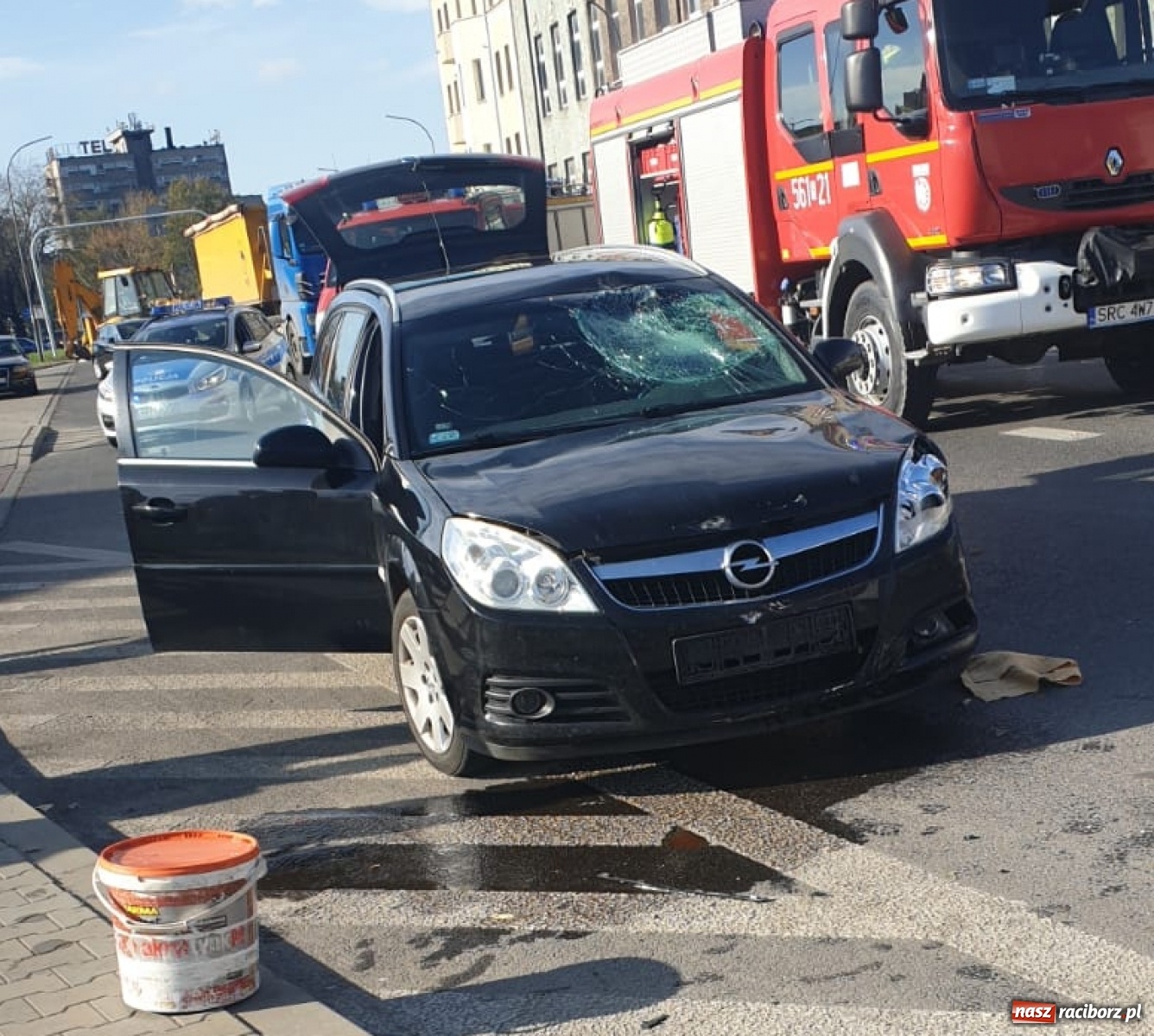 Zdjęcie w galerii na portalu naszraciborz.pl: Zderzenie skutera i opla na Bosackiej [FOTO] wiadomości z regionu