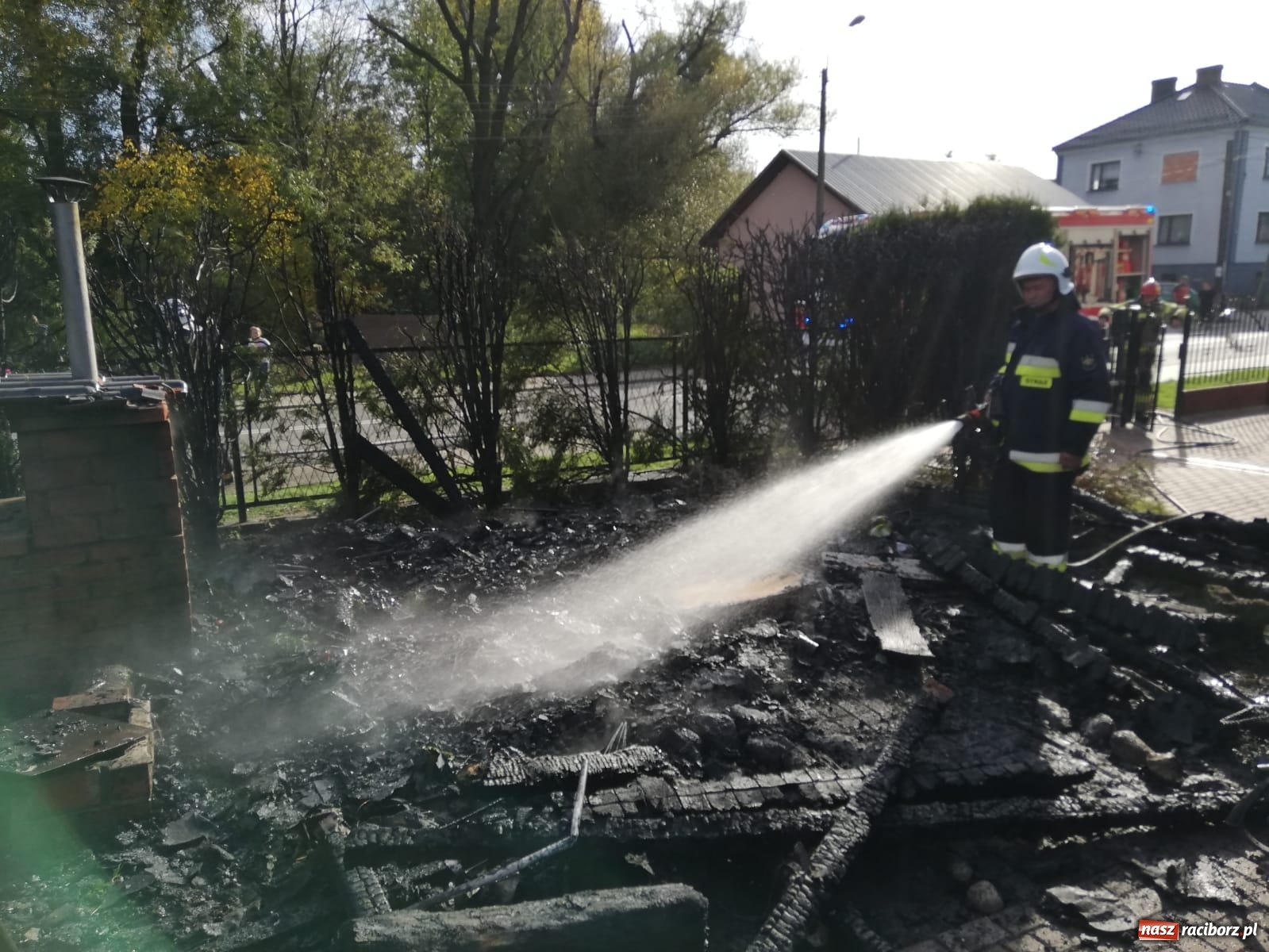 Zdjęcie w galerii na portalu naszraciborz.pl: Pożar w Krzanowicach. Spłonęła doszczętnie altana [FOTO i WIDEO] wiadomości z regionu