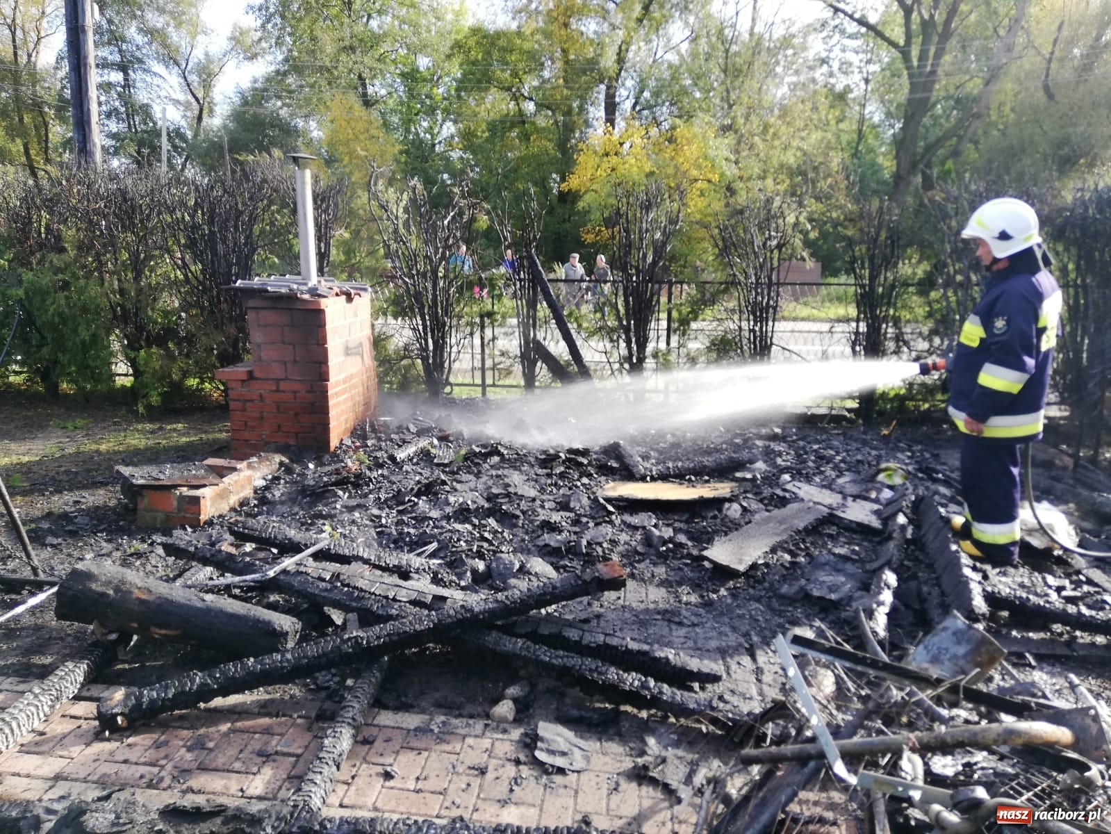 Zdjęcie w galerii na portalu naszraciborz.pl: Pożar w Krzanowicach. Spłonęła doszczętnie altana [FOTO i WIDEO] wiadomości z regionu