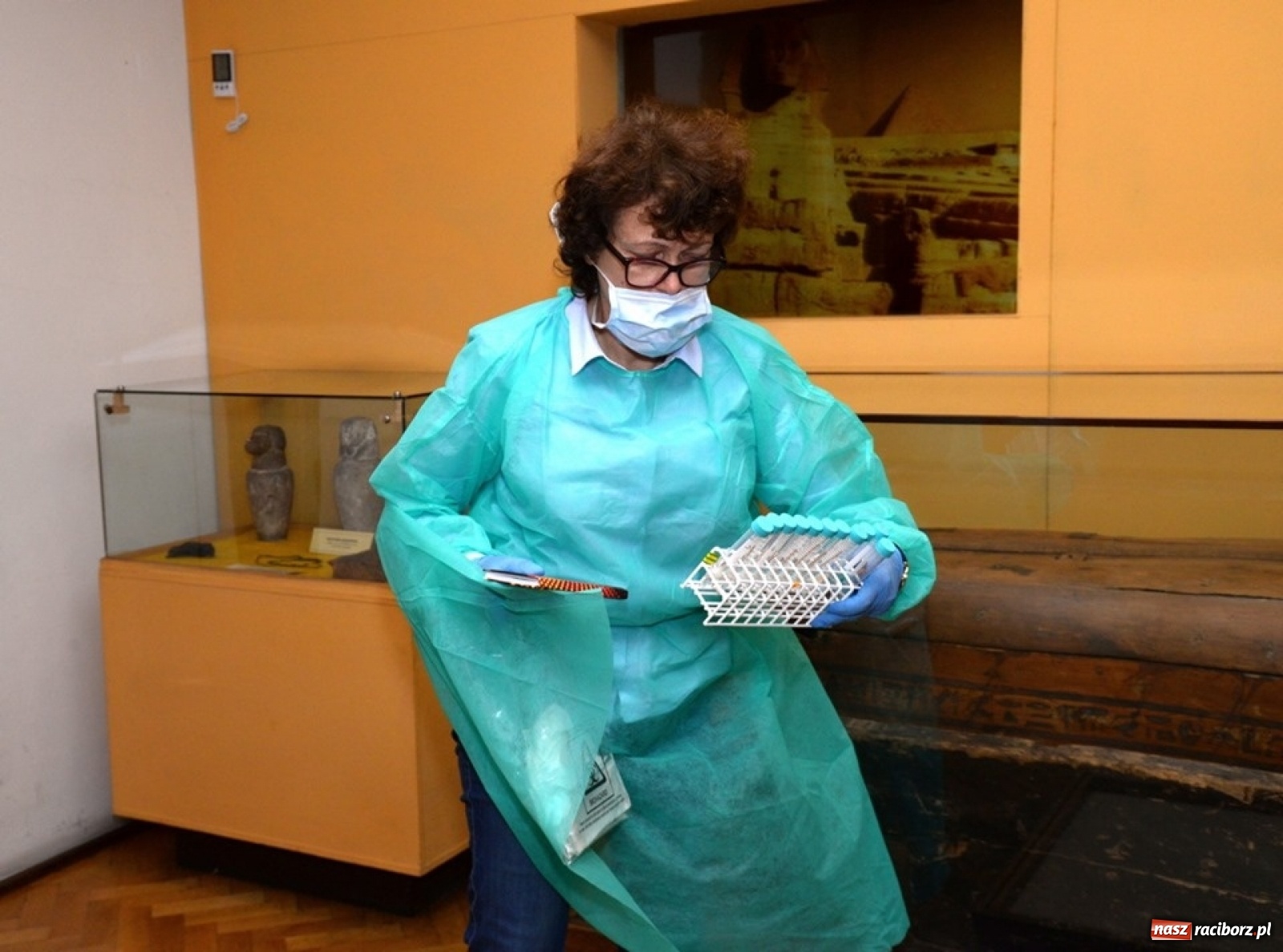 Zdjęcie w galerii na portalu naszraciborz.pl: Mumia z Raciborza trafiła na specjalistyczne badania do Krakowa wiadomości z regionu
