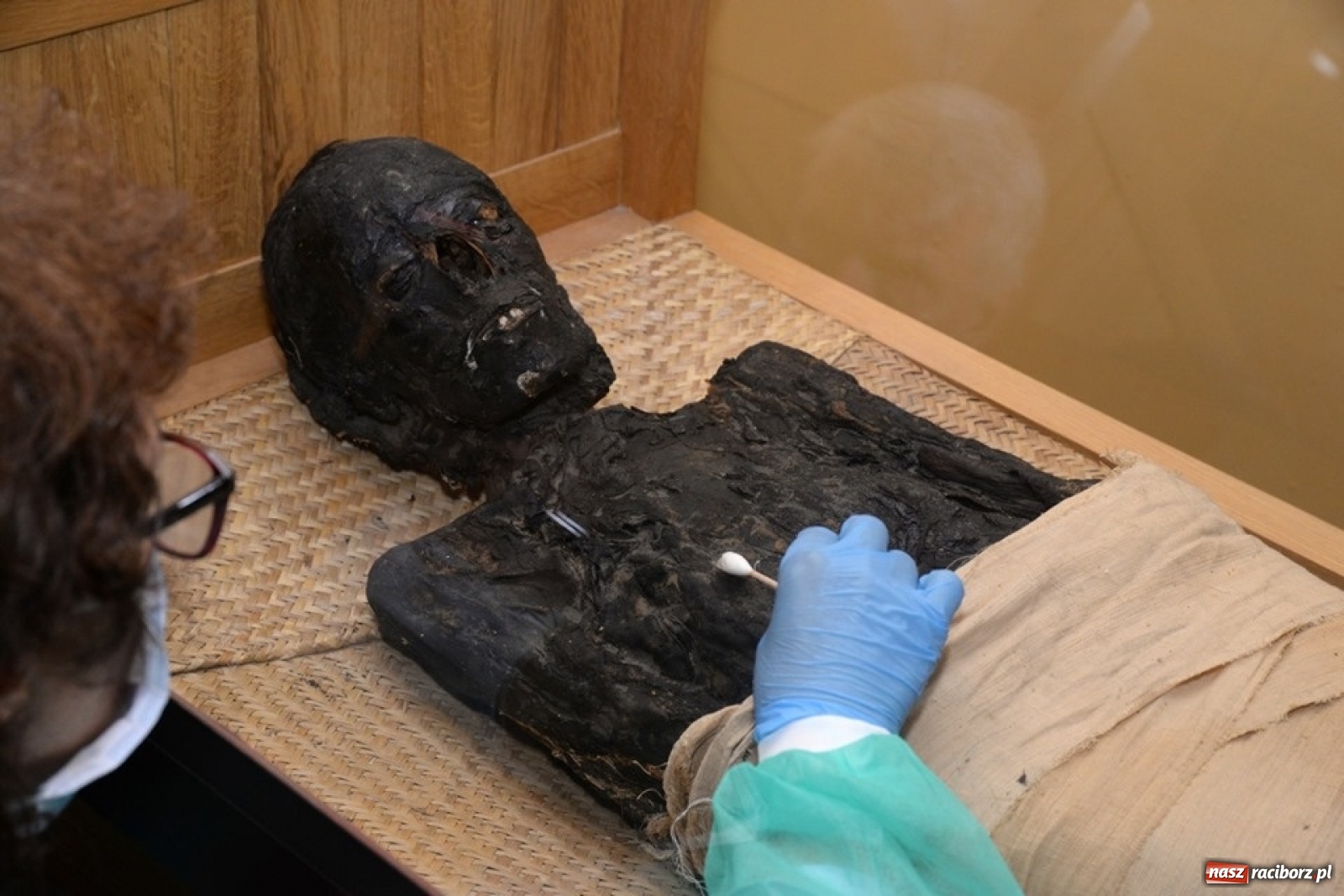 Zdjęcie w galerii na portalu naszraciborz.pl: Mumia z Raciborza trafiła na specjalistyczne badania do Krakowa wiadomości z regionu