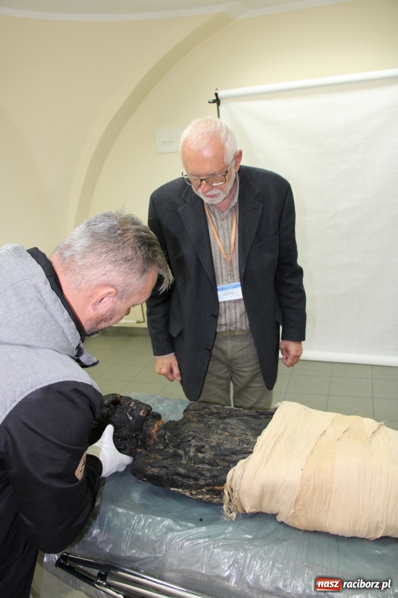 Zdjęcie w galerii na portalu naszraciborz.pl: Mumia z Raciborza trafiła na specjalistyczne badania do Krakowa wiadomości z regionu
