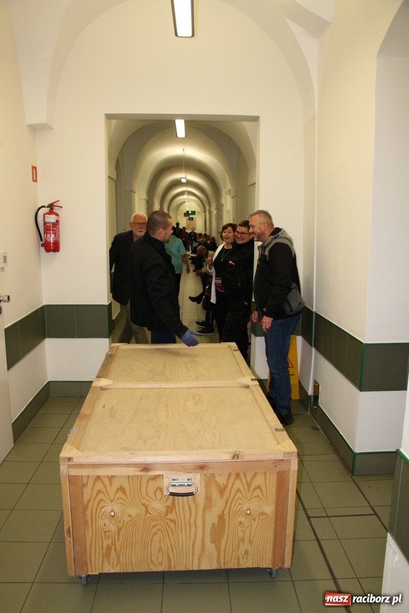 Zdjęcie w galerii na portalu naszraciborz.pl: Mumia z Raciborza trafiła na specjalistyczne badania do Krakowa wiadomości z regionu