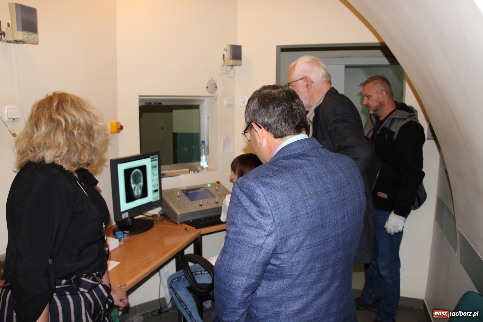 Zdjęcie w galerii na portalu naszraciborz.pl: Mumia z Raciborza trafiła na specjalistyczne badania do Krakowa wiadomości z regionu