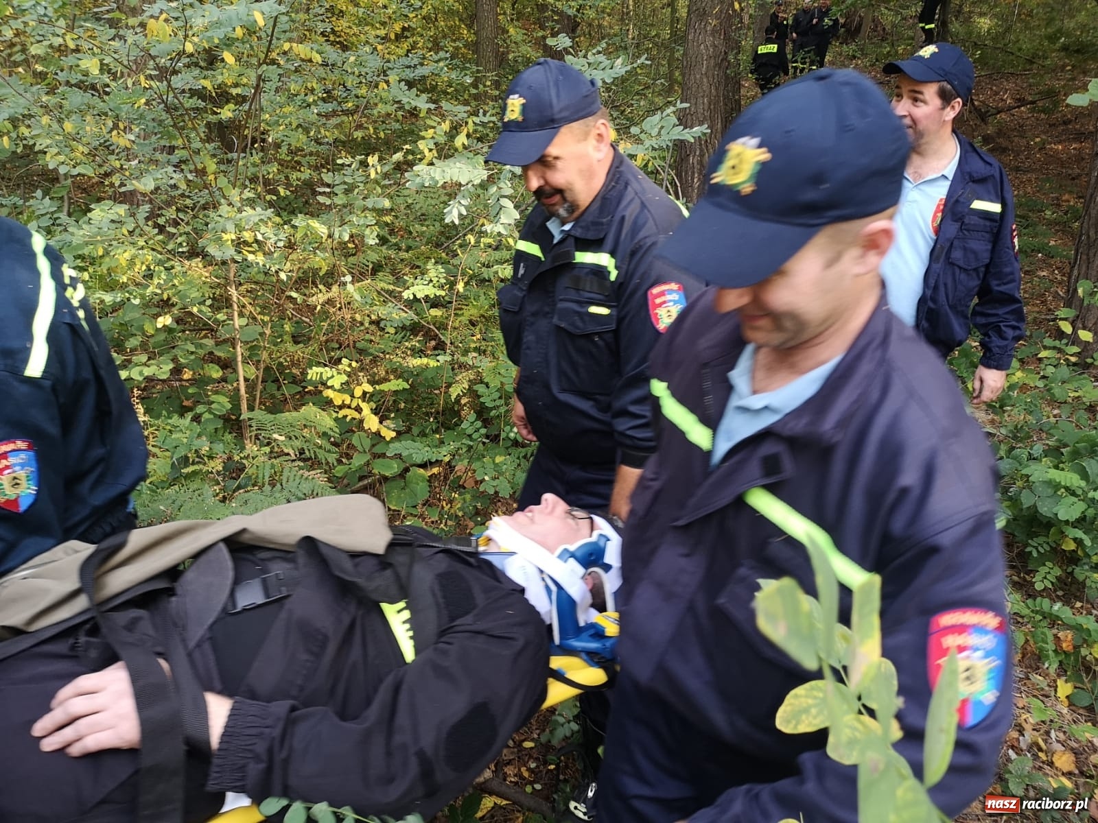 Zdjęcie w galerii na portalu naszraciborz.pl: Ponad dwudziestu strażaków poszukiwało dziś dwóch rannych grzybiarzy  wiadomości z regionu