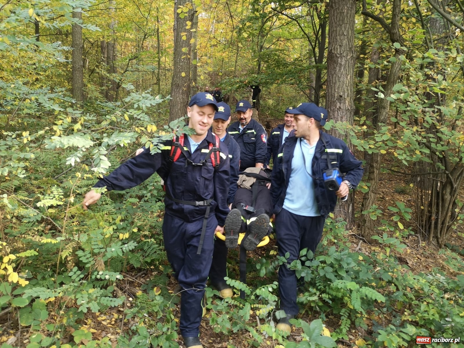Zdjęcie w galerii na portalu naszraciborz.pl: Ponad dwudziestu strażaków poszukiwało dziś dwóch rannych grzybiarzy  wiadomości z regionu
