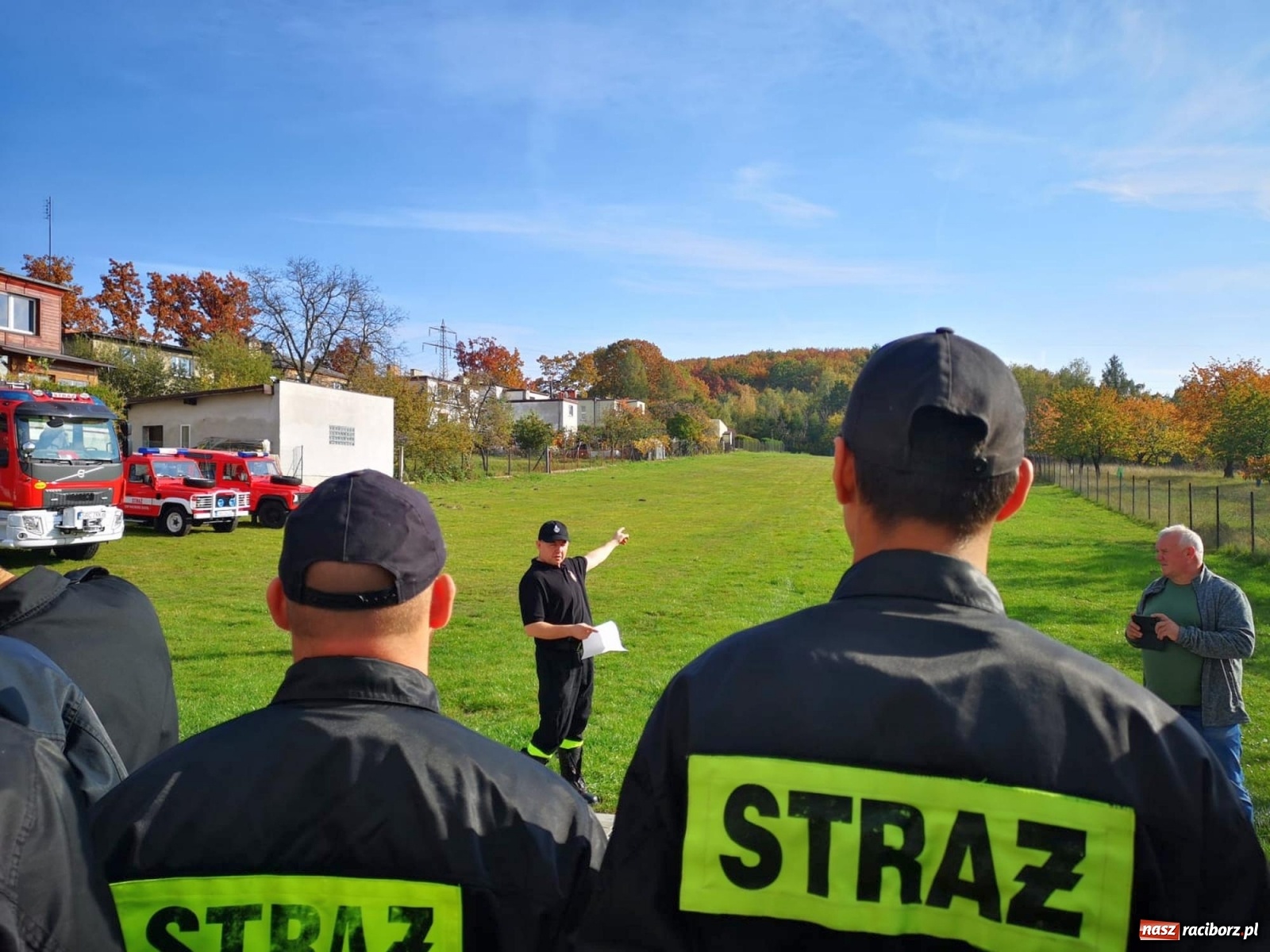 Zdjęcie w galerii na portalu naszraciborz.pl: Ponad dwudziestu strażaków poszukiwało dziś dwóch rannych grzybiarzy  wiadomości z regionu