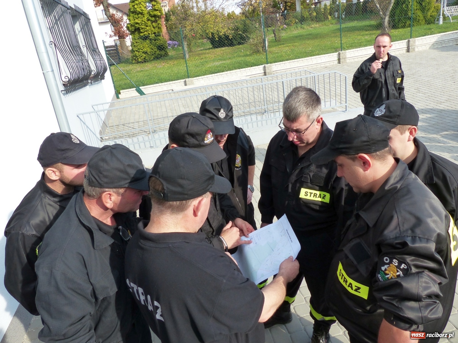 Zdjęcie w galerii na portalu naszraciborz.pl: Ponad dwudziestu strażaków poszukiwało dziś dwóch rannych grzybiarzy  wiadomości z regionu