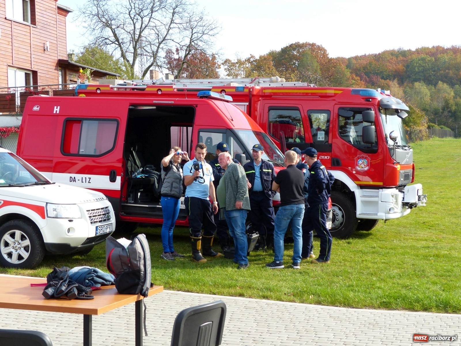 Zdjęcie w galerii na portalu naszraciborz.pl: Ponad dwudziestu strażaków poszukiwało dziś dwóch rannych grzybiarzy  wiadomości z regionu