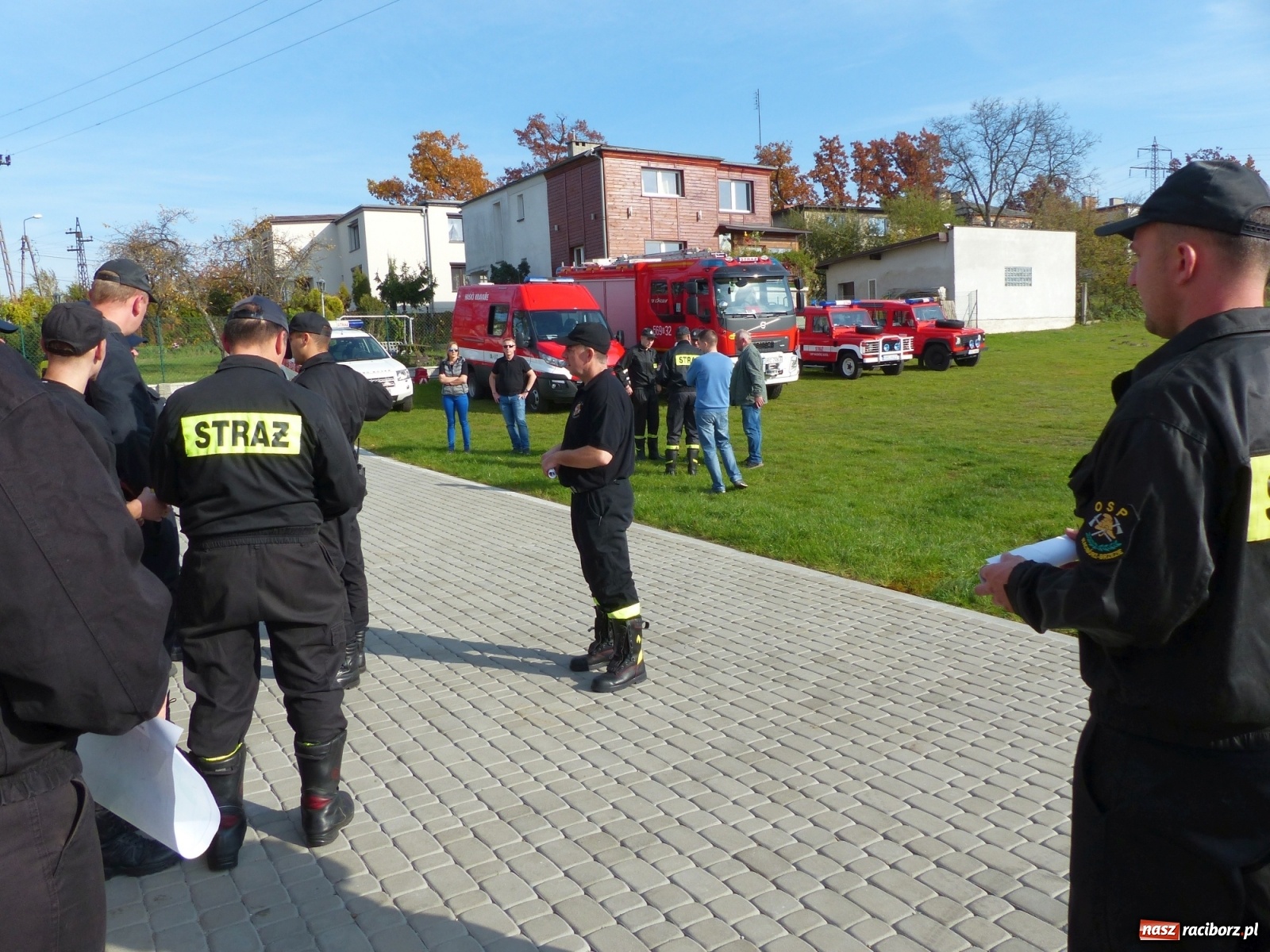 Zdjęcie w galerii na portalu naszraciborz.pl: Ponad dwudziestu strażaków poszukiwało dziś dwóch rannych grzybiarzy  wiadomości z regionu