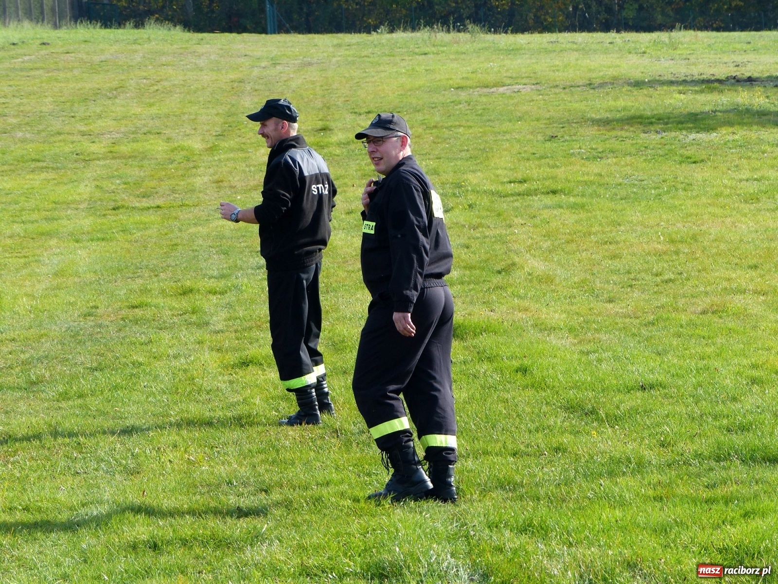 Zdjęcie w galerii na portalu naszraciborz.pl: Ponad dwudziestu strażaków poszukiwało dziś dwóch rannych grzybiarzy  wiadomości z regionu