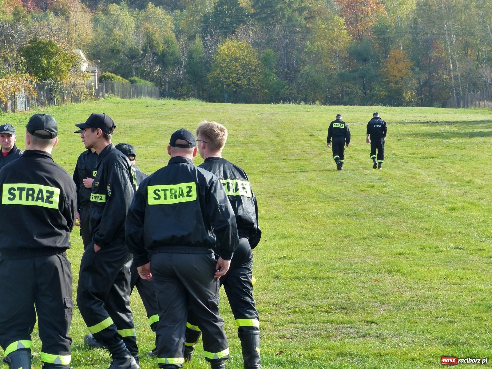 Zdjęcie w galerii na portalu naszraciborz.pl: Ponad dwudziestu strażaków poszukiwało dziś dwóch rannych grzybiarzy  wiadomości z regionu