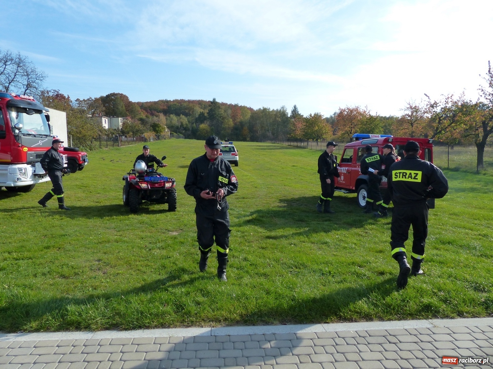 Zdjęcie w galerii na portalu naszraciborz.pl: Ponad dwudziestu strażaków poszukiwało dziś dwóch rannych grzybiarzy  wiadomości z regionu
