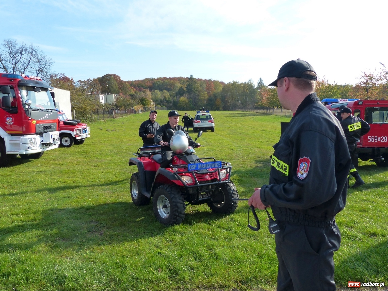 Zdjęcie w galerii na portalu naszraciborz.pl: Ponad dwudziestu strażaków poszukiwało dziś dwóch rannych grzybiarzy  wiadomości z regionu