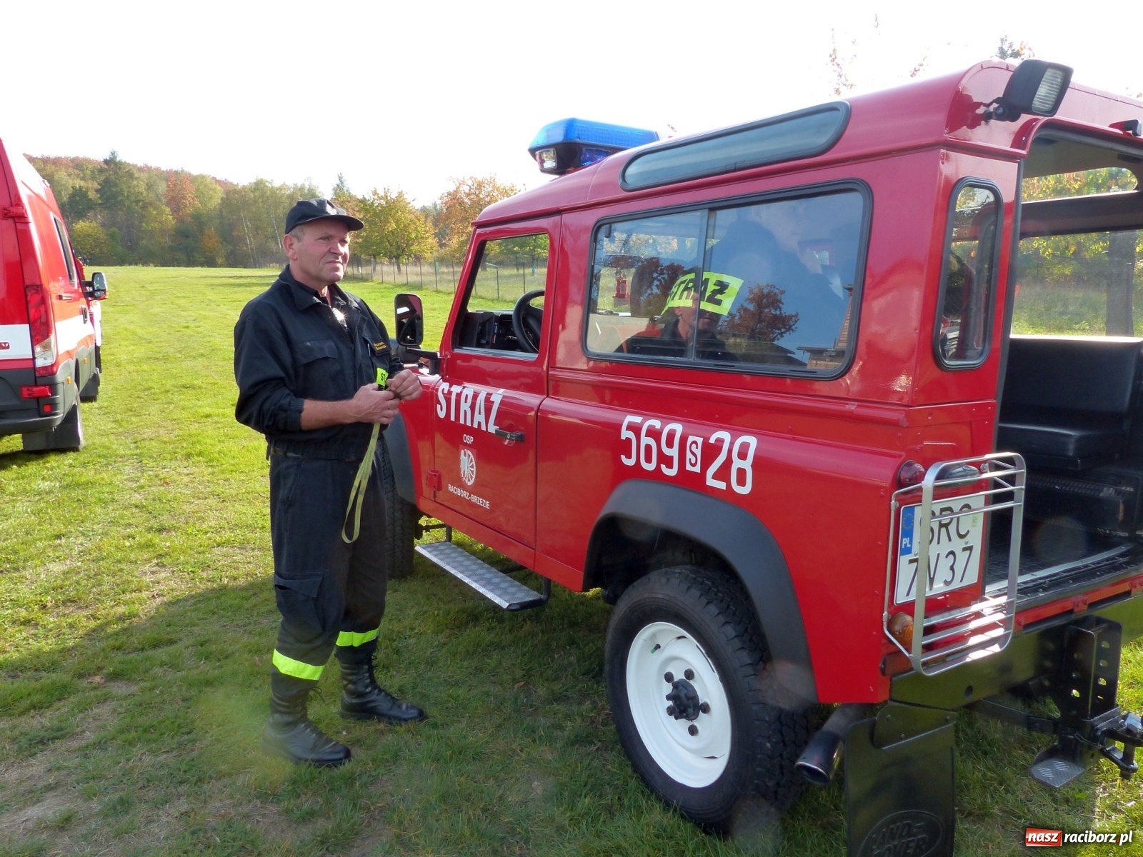 Zdjęcie w galerii na portalu naszraciborz.pl: Ponad dwudziestu strażaków poszukiwało dziś dwóch rannych grzybiarzy  wiadomości z regionu