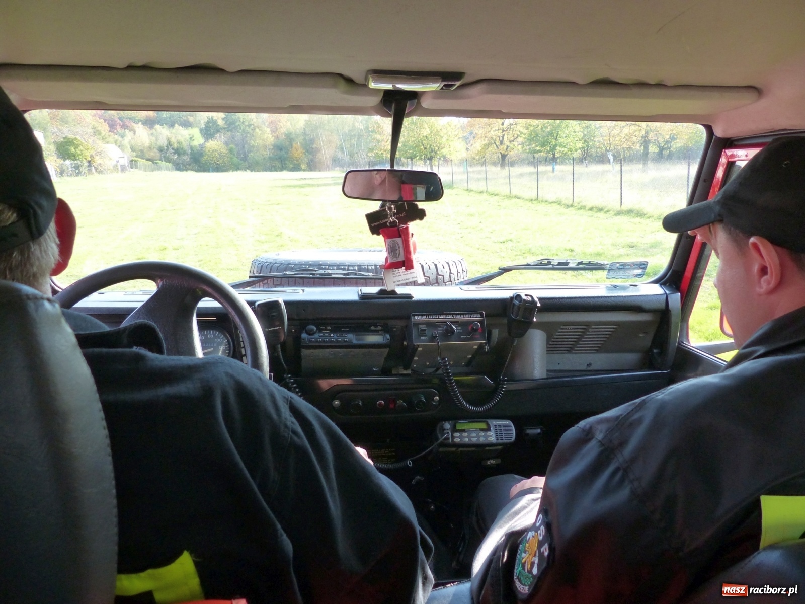 Zdjęcie w galerii na portalu naszraciborz.pl: Ponad dwudziestu strażaków poszukiwało dziś dwóch rannych grzybiarzy  wiadomości z regionu