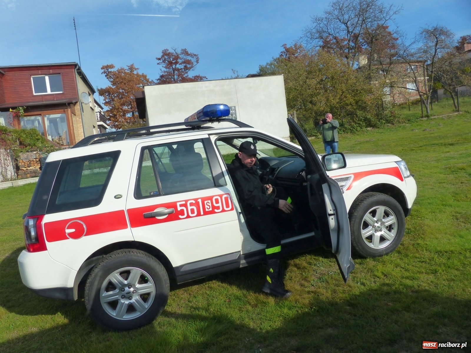 Zdjęcie w galerii na portalu naszraciborz.pl: Ponad dwudziestu strażaków poszukiwało dziś dwóch rannych grzybiarzy  wiadomości z regionu