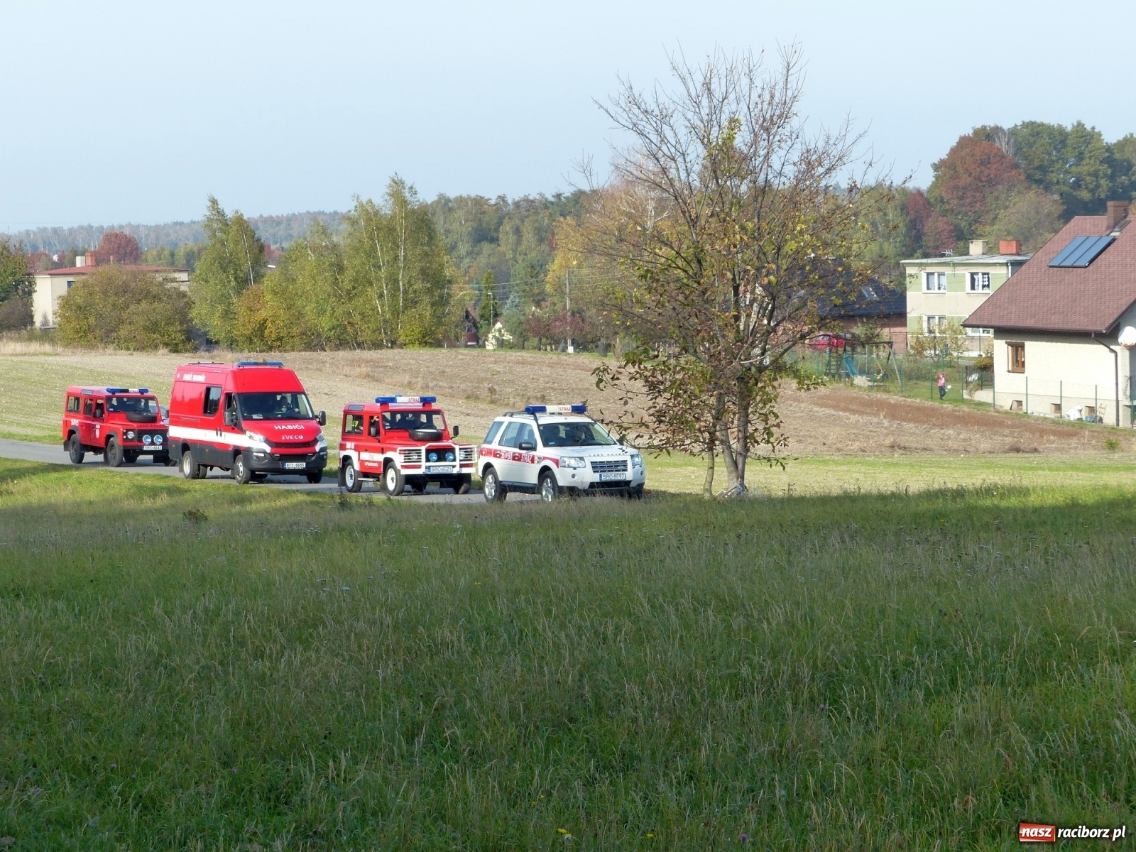 Zdjęcie w galerii na portalu naszraciborz.pl: Ponad dwudziestu strażaków poszukiwało dziś dwóch rannych grzybiarzy  wiadomości z regionu