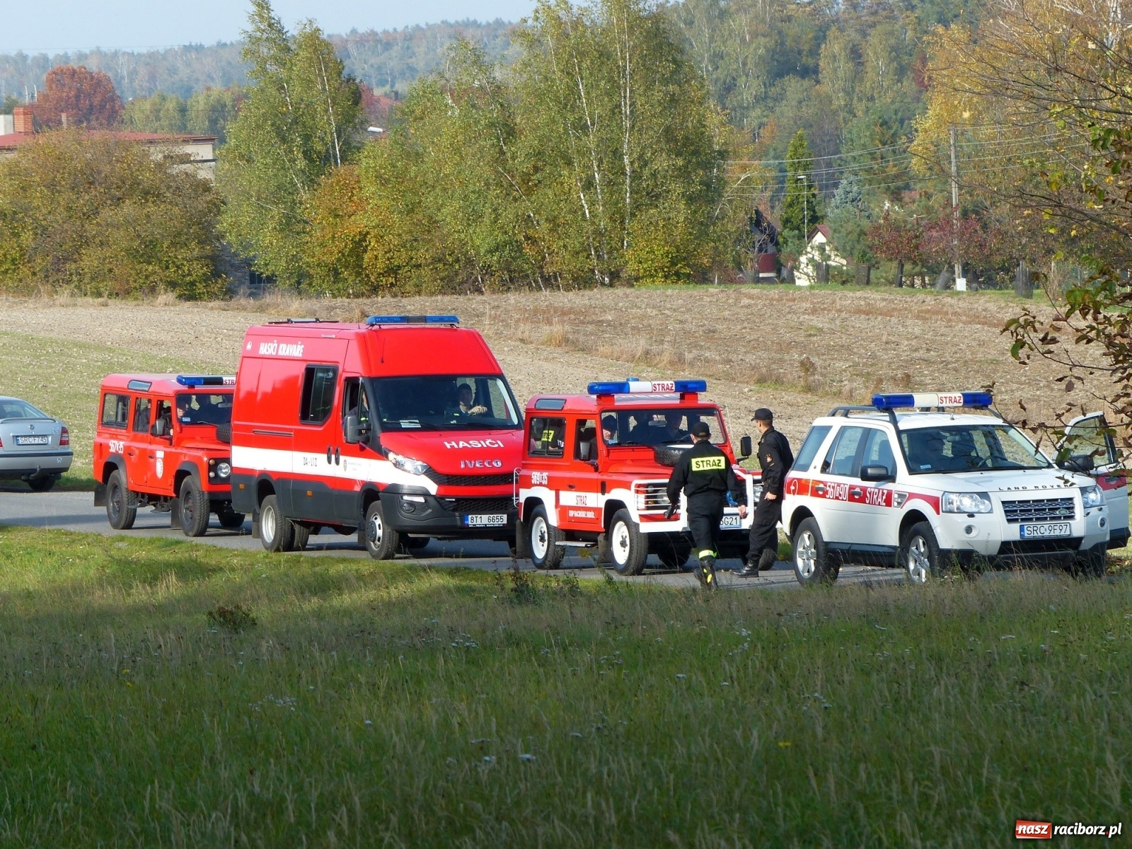 Zdjęcie w galerii na portalu naszraciborz.pl: Ponad dwudziestu strażaków poszukiwało dziś dwóch rannych grzybiarzy  wiadomości z regionu