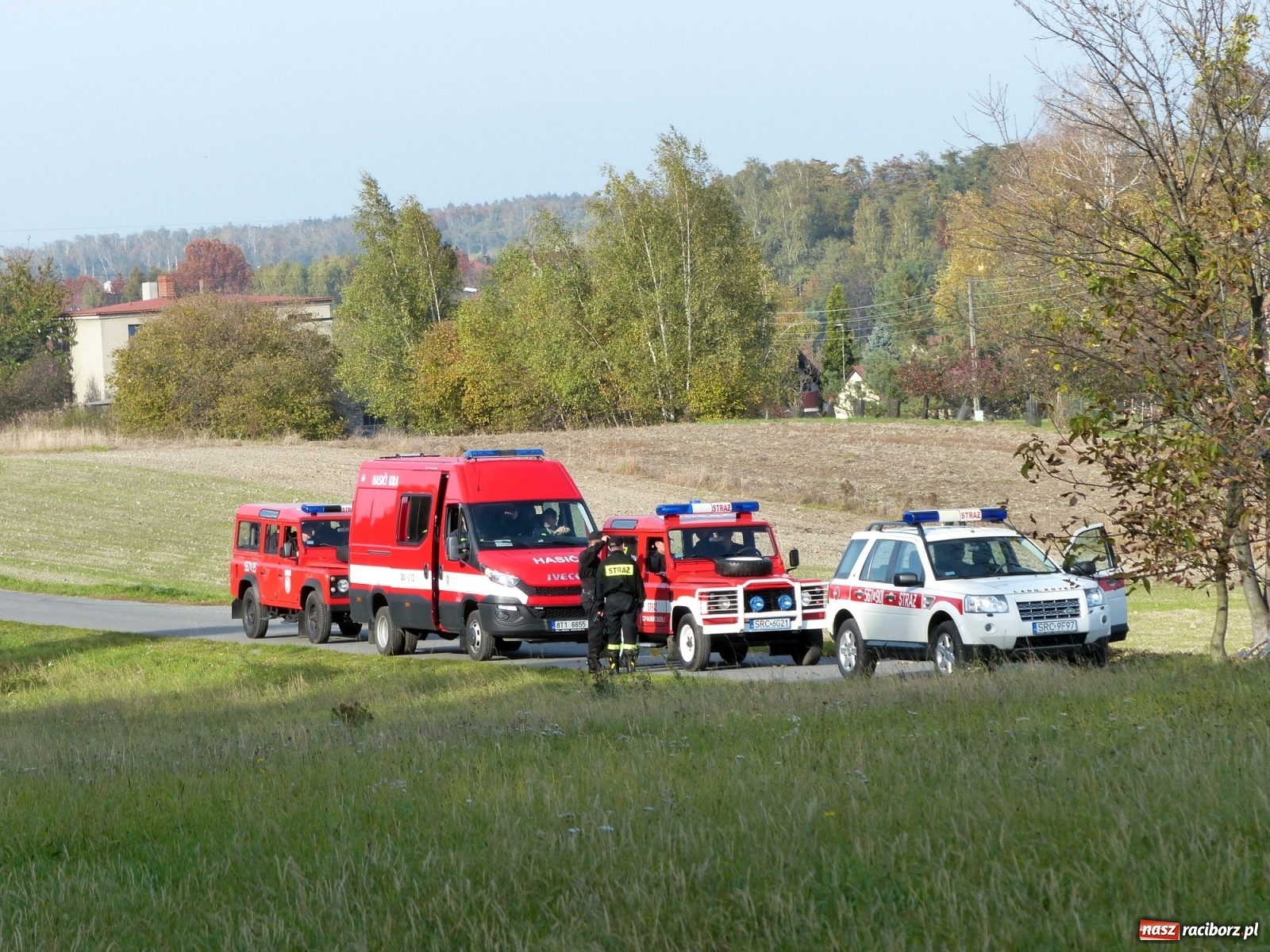 Zdjęcie w galerii na portalu naszraciborz.pl: Ponad dwudziestu strażaków poszukiwało dziś dwóch rannych grzybiarzy  wiadomości z regionu