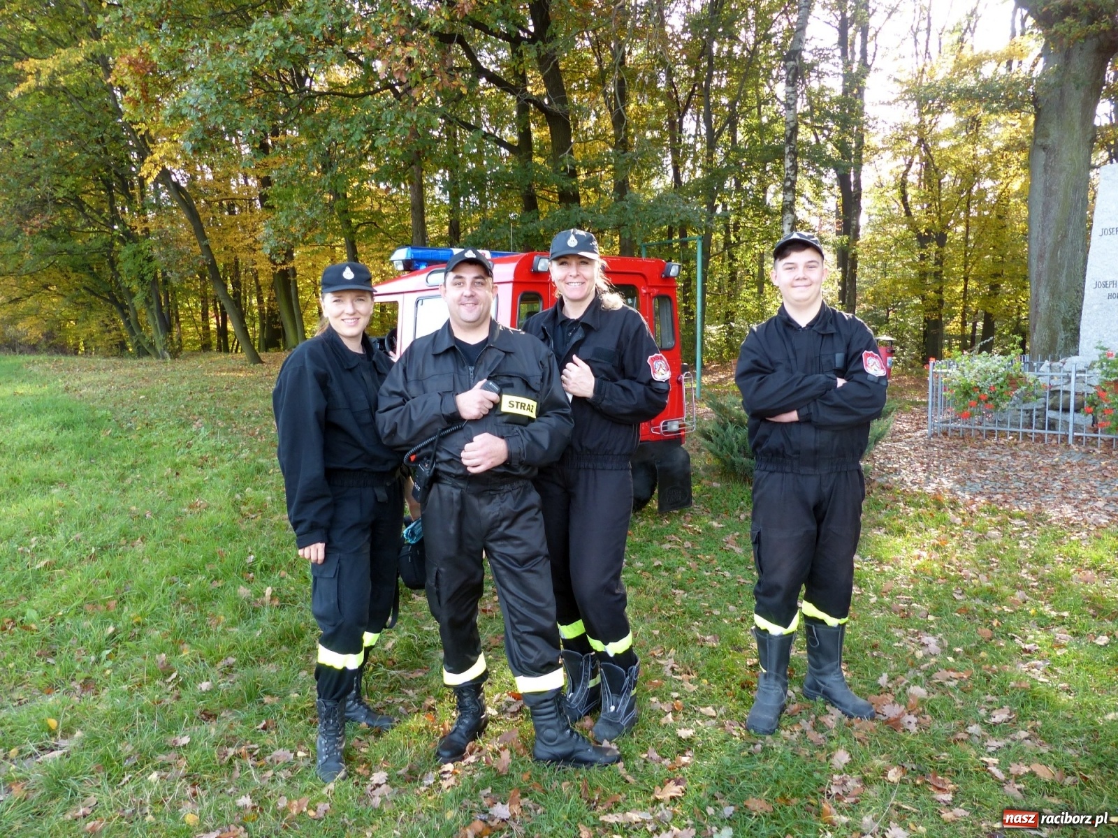 Zdjęcie w galerii na portalu naszraciborz.pl: Ponad dwudziestu strażaków poszukiwało dziś dwóch rannych grzybiarzy  wiadomości z regionu
