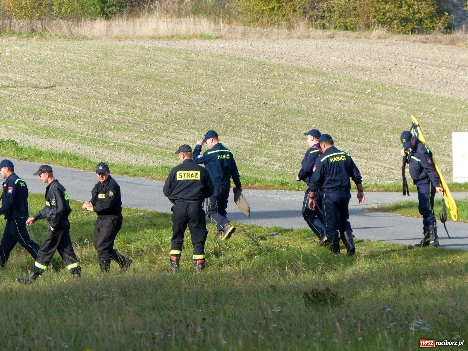 Zdjęcie w galerii na portalu naszraciborz.pl: Ponad dwudziestu strażaków poszukiwało dziś dwóch rannych grzybiarzy  wiadomości z regionu