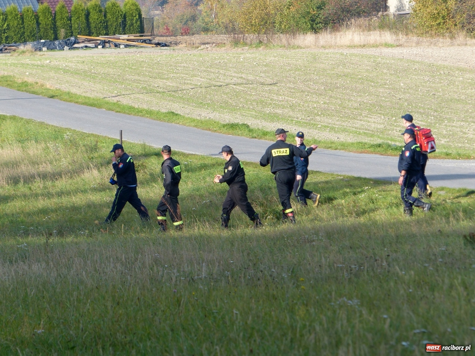 Zdjęcie w galerii na portalu naszraciborz.pl: Ponad dwudziestu strażaków poszukiwało dziś dwóch rannych grzybiarzy  wiadomości z regionu