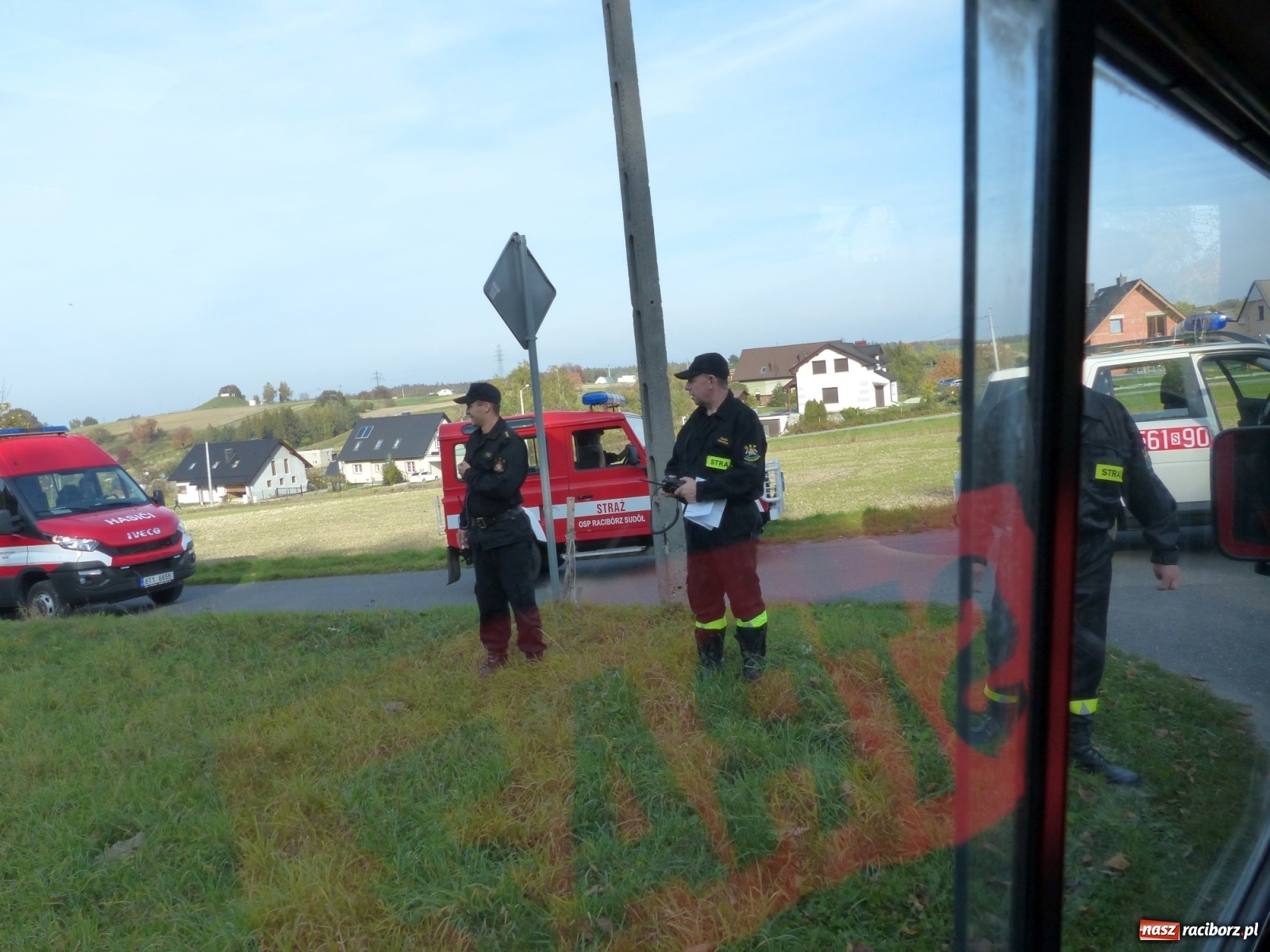 Zdjęcie w galerii na portalu naszraciborz.pl: Ponad dwudziestu strażaków poszukiwało dziś dwóch rannych grzybiarzy  wiadomości z regionu