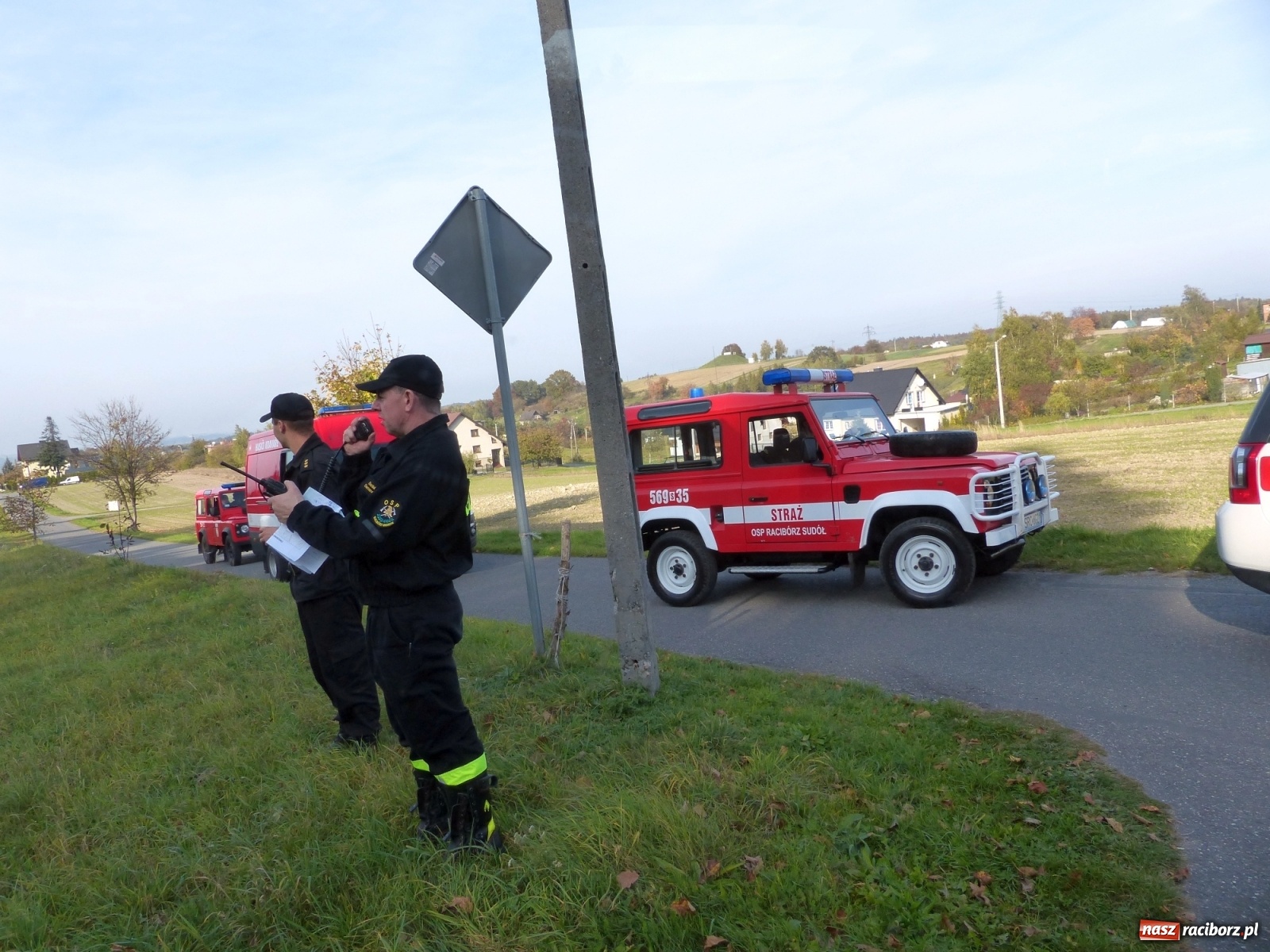 Zdjęcie w galerii na portalu naszraciborz.pl: Ponad dwudziestu strażaków poszukiwało dziś dwóch rannych grzybiarzy  wiadomości z regionu