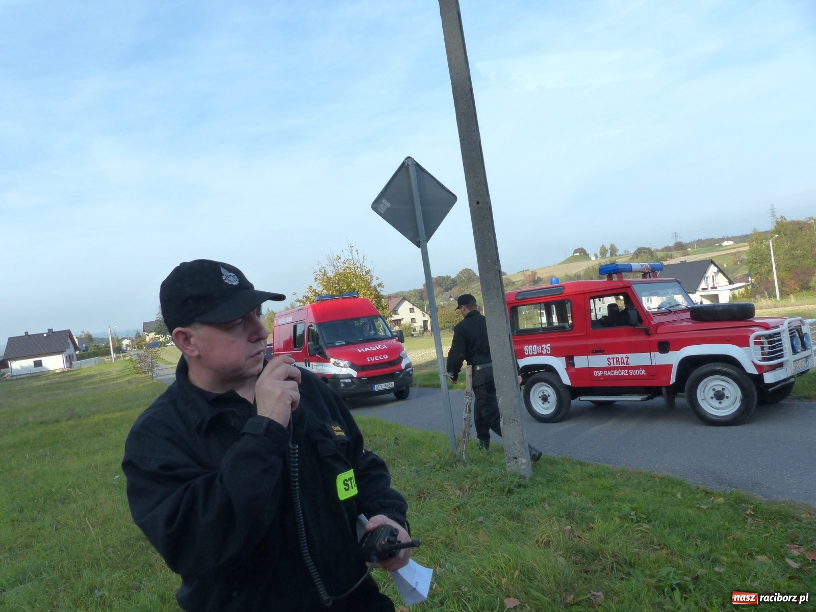 Zdjęcie w galerii na portalu naszraciborz.pl: Ponad dwudziestu strażaków poszukiwało dziś dwóch rannych grzybiarzy  wiadomości z regionu