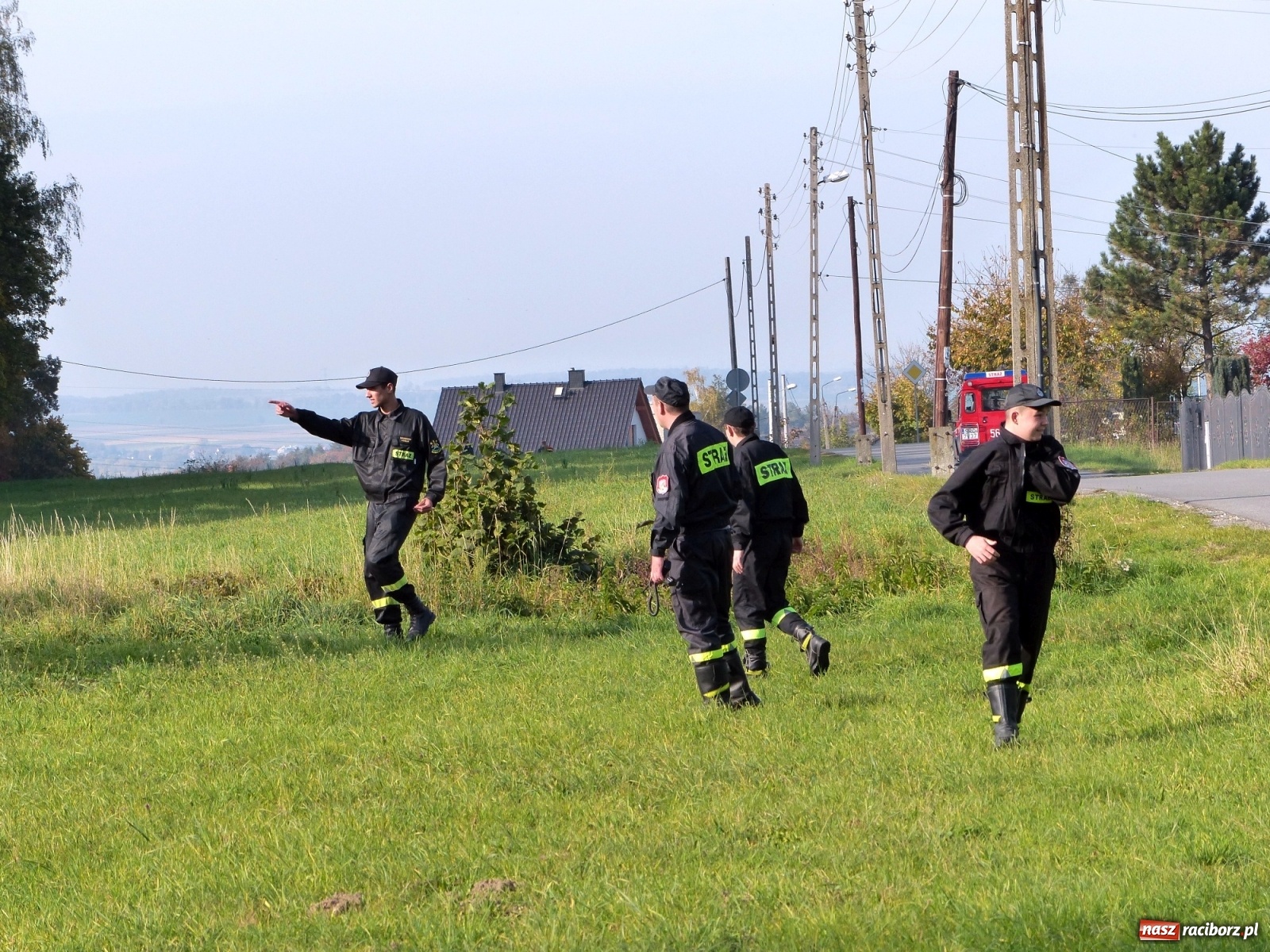 Zdjęcie w galerii na portalu naszraciborz.pl: Ponad dwudziestu strażaków poszukiwało dziś dwóch rannych grzybiarzy  wiadomości z regionu