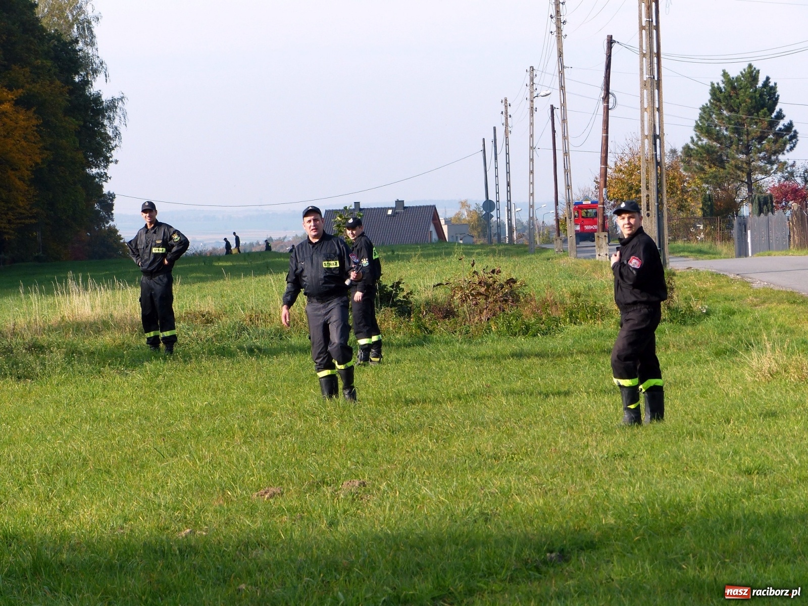 Zdjęcie w galerii na portalu naszraciborz.pl: Ponad dwudziestu strażaków poszukiwało dziś dwóch rannych grzybiarzy  wiadomości z regionu