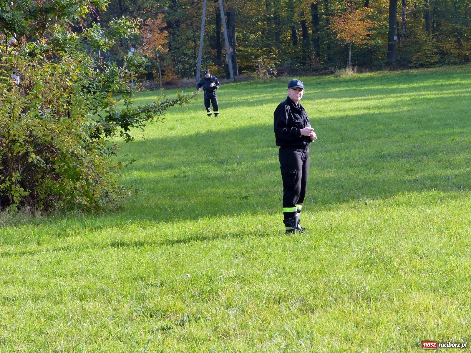 Zdjęcie w galerii na portalu naszraciborz.pl: Ponad dwudziestu strażaków poszukiwało dziś dwóch rannych grzybiarzy  wiadomości z regionu
