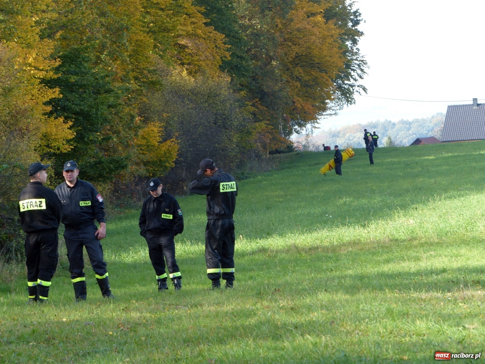 Zdjęcie w galerii na portalu naszraciborz.pl: Ponad dwudziestu strażaków poszukiwało dziś dwóch rannych grzybiarzy  wiadomości z regionu