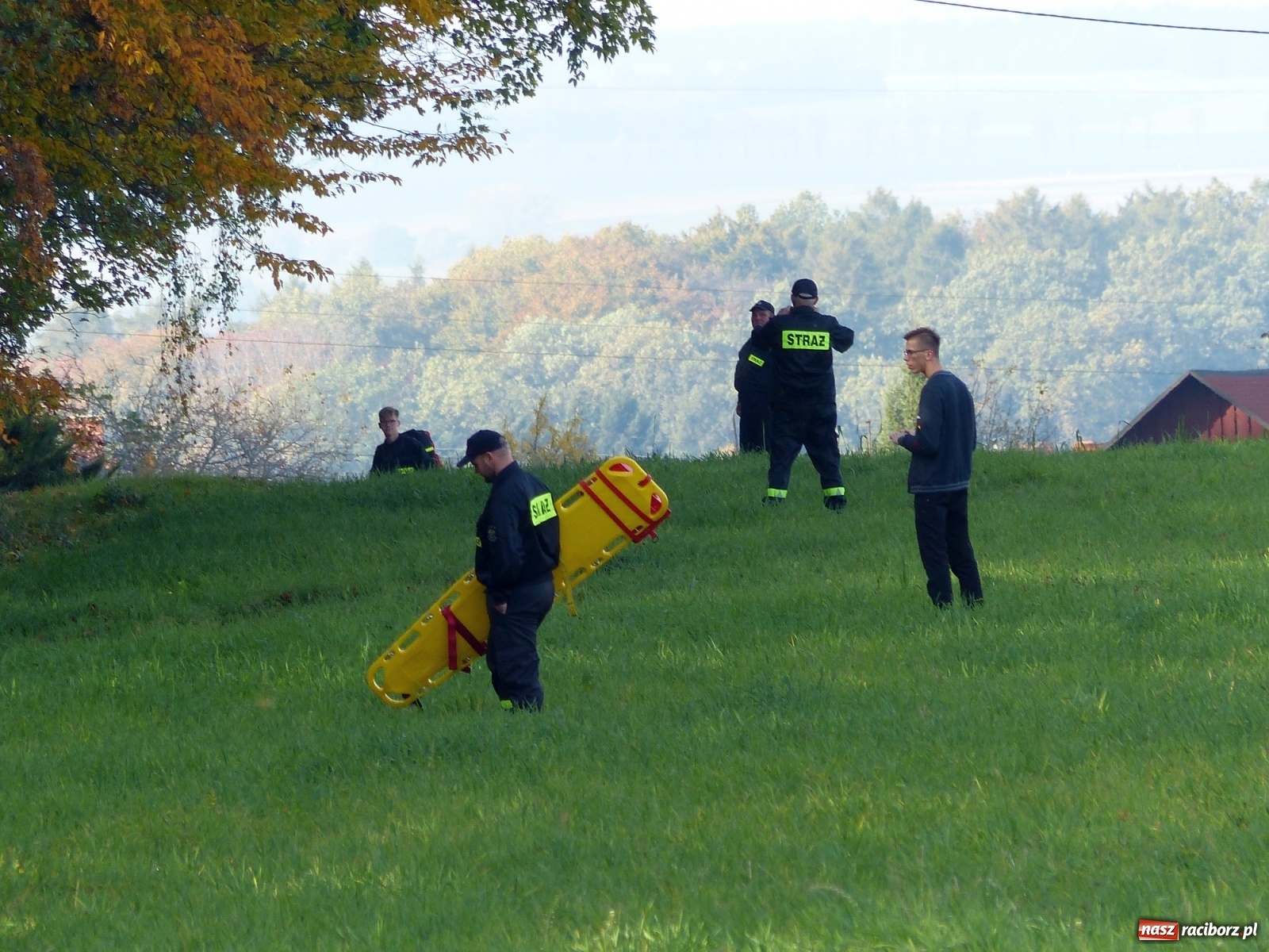 Zdjęcie w galerii na portalu naszraciborz.pl: Ponad dwudziestu strażaków poszukiwało dziś dwóch rannych grzybiarzy  wiadomości z regionu