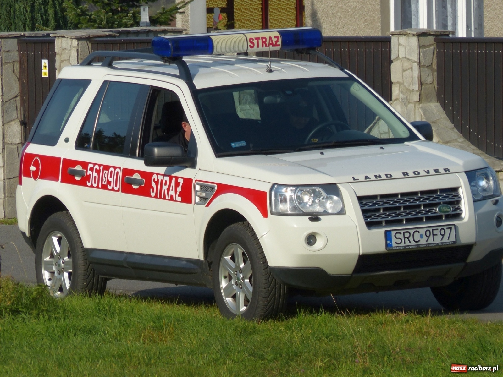 Zdjęcie w galerii na portalu naszraciborz.pl: Ponad dwudziestu strażaków poszukiwało dziś dwóch rannych grzybiarzy  wiadomości z regionu