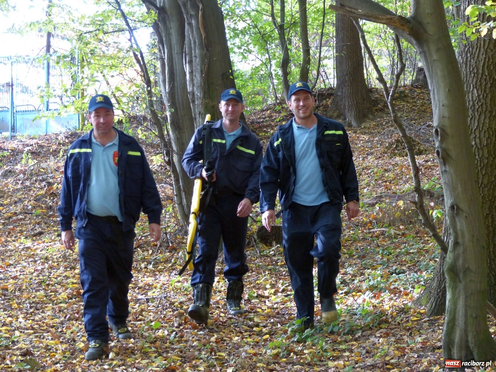 Zdjęcie w galerii na portalu naszraciborz.pl: Ponad dwudziestu strażaków poszukiwało dziś dwóch rannych grzybiarzy  wiadomości z regionu