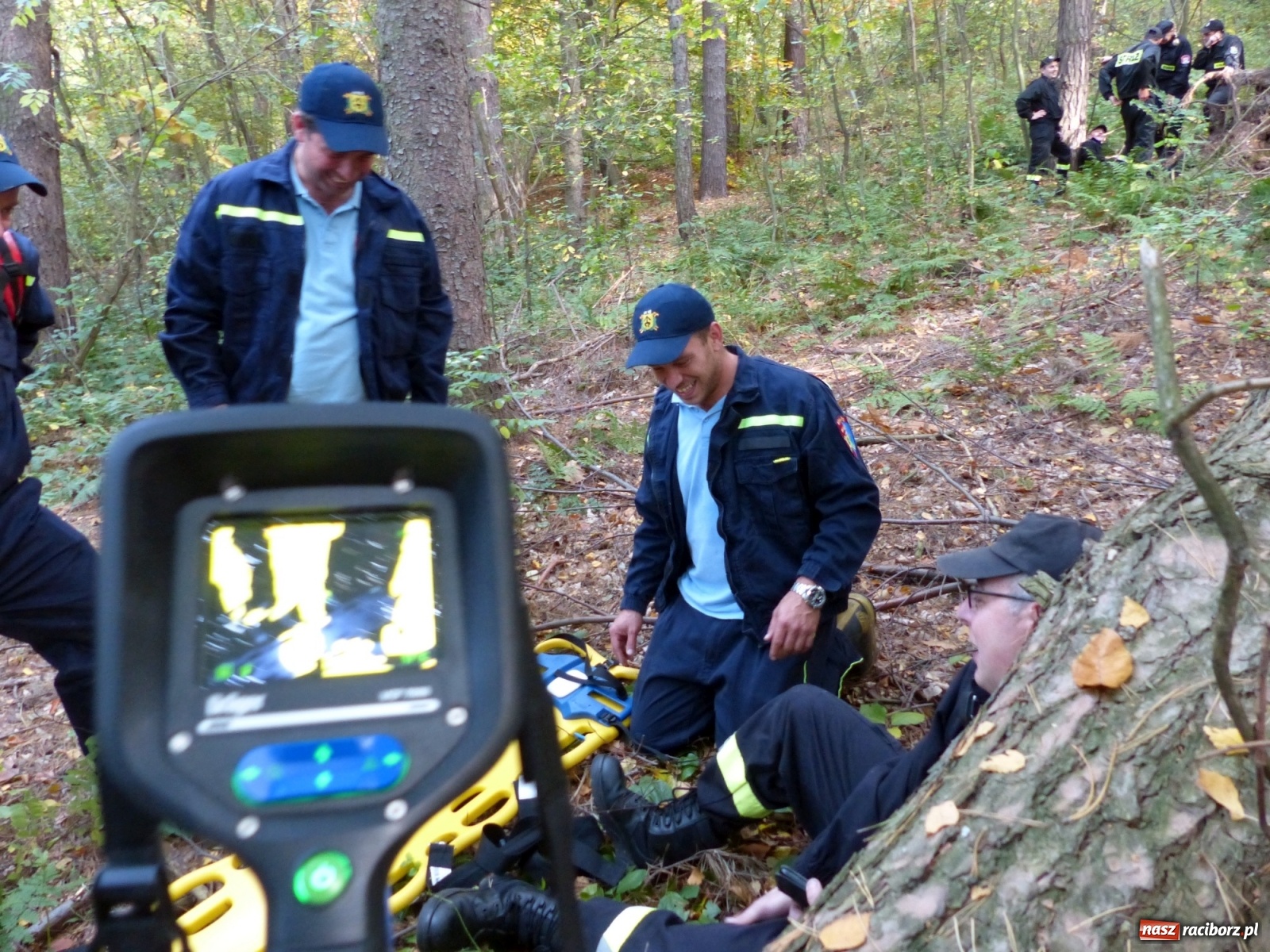 Zdjęcie w galerii na portalu naszraciborz.pl: Ponad dwudziestu strażaków poszukiwało dziś dwóch rannych grzybiarzy  wiadomości z regionu