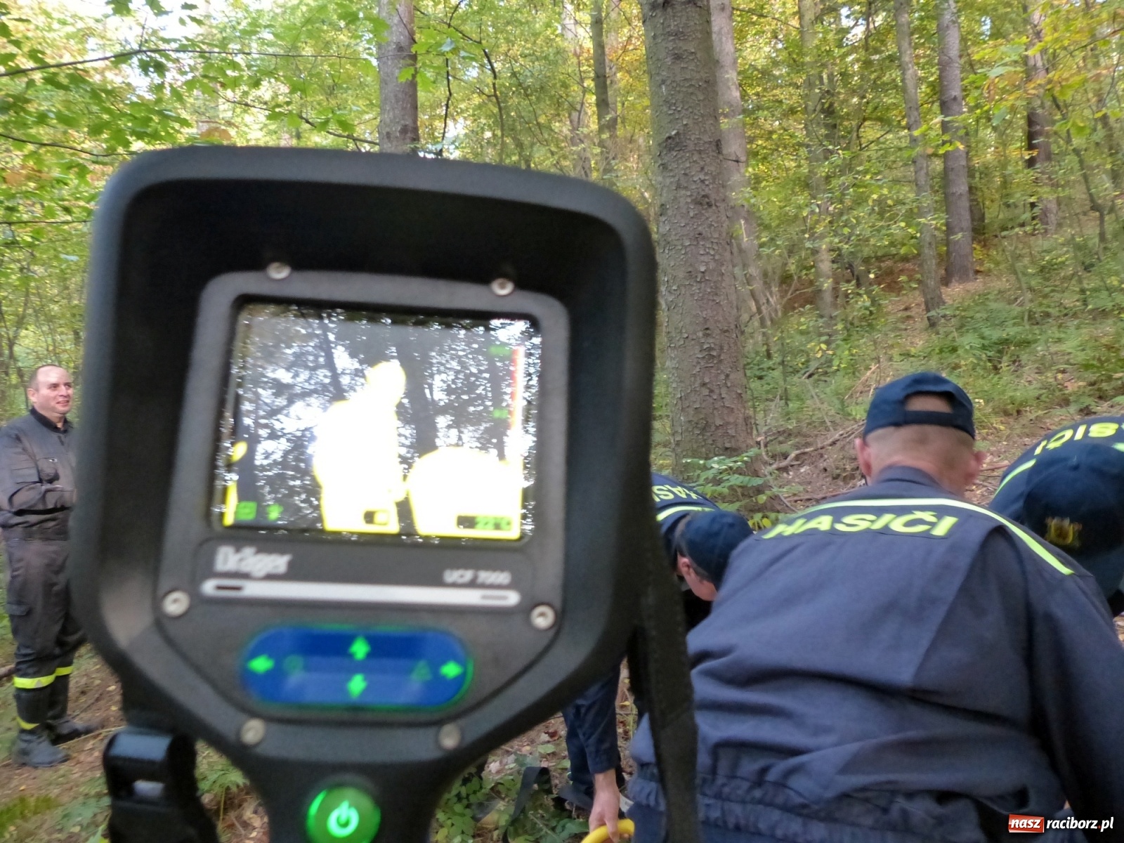 Zdjęcie w galerii na portalu naszraciborz.pl: Ponad dwudziestu strażaków poszukiwało dziś dwóch rannych grzybiarzy  wiadomości z regionu