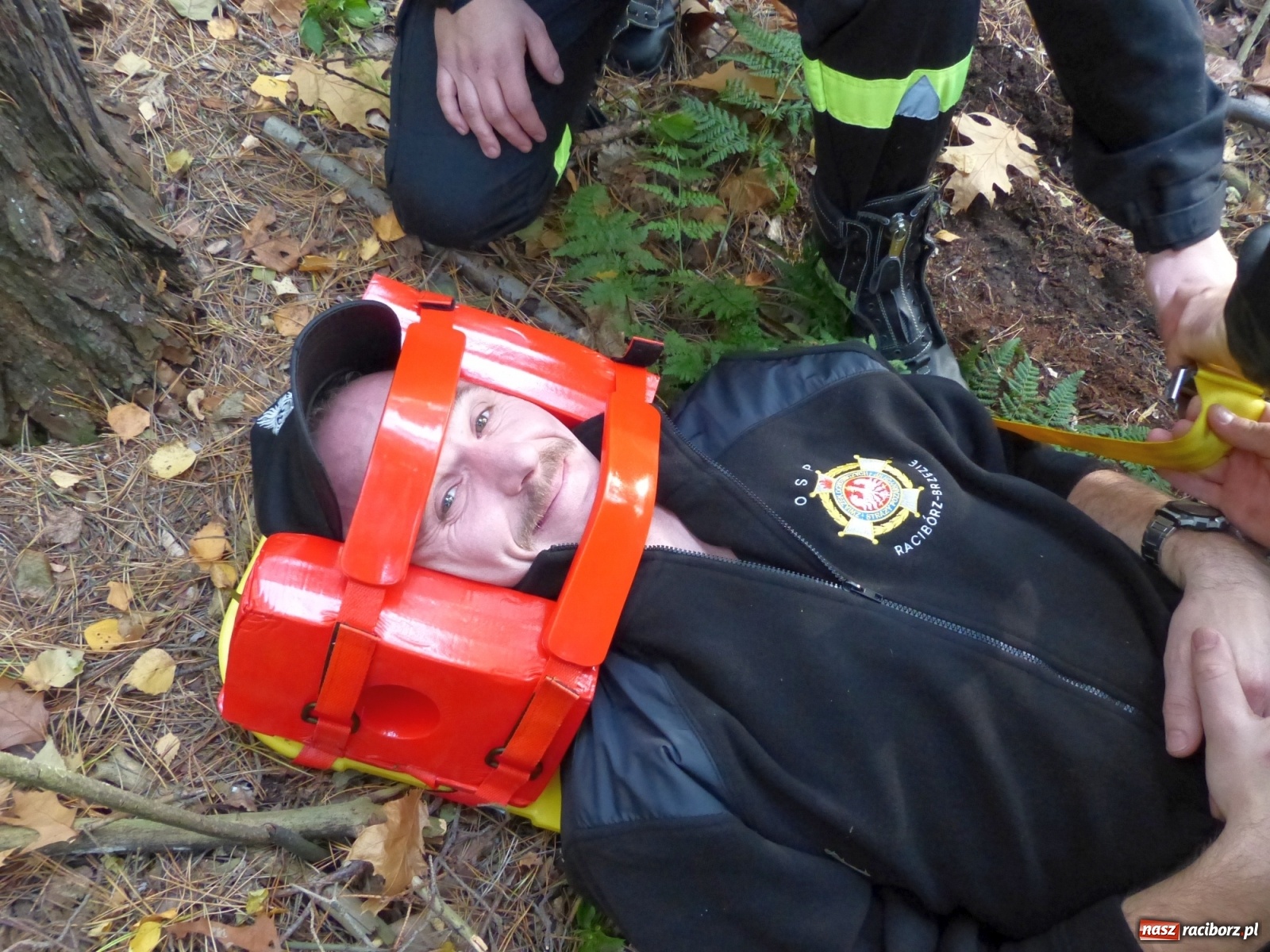 Zdjęcie w galerii na portalu naszraciborz.pl: Ponad dwudziestu strażaków poszukiwało dziś dwóch rannych grzybiarzy  wiadomości z regionu