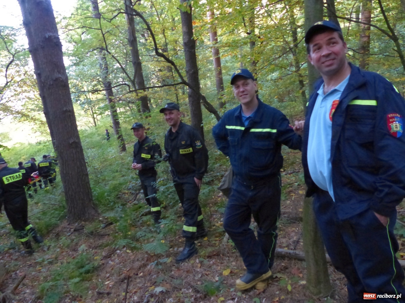 Zdjęcie w galerii na portalu naszraciborz.pl: Ponad dwudziestu strażaków poszukiwało dziś dwóch rannych grzybiarzy  wiadomości z regionu