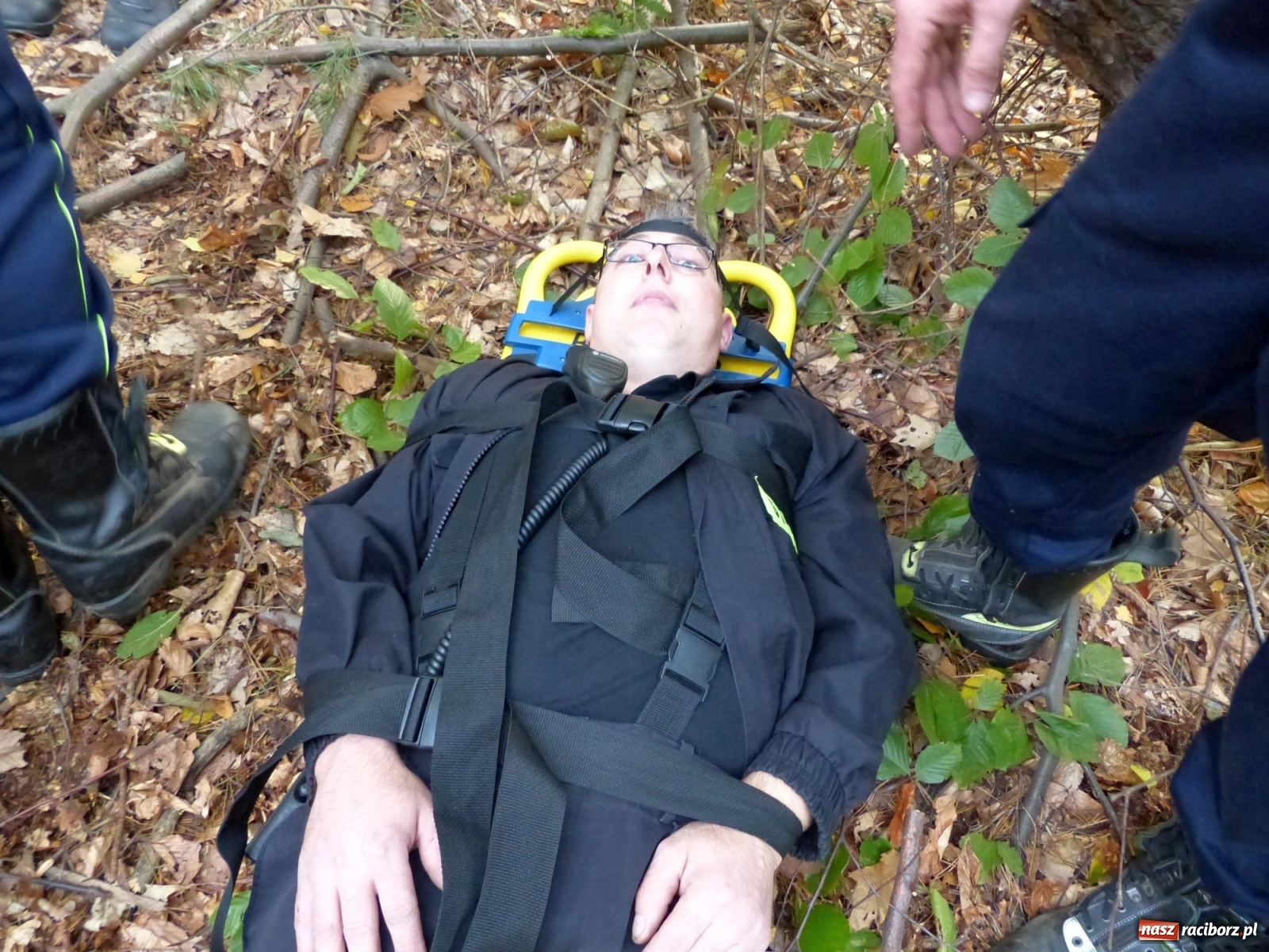 Zdjęcie w galerii na portalu naszraciborz.pl: Ponad dwudziestu strażaków poszukiwało dziś dwóch rannych grzybiarzy  wiadomości z regionu